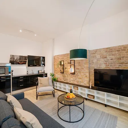 Homely - Quiet , Large Living Area , Modern I Supermarkt דירה *