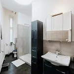 Homely - Quiet , Large Living Area , Modern I Supermarkt Appartement *