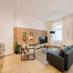 Appartement Homely - Quiet , Large Living Area , Modern I Supermarkt Berlijn