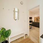 Homely - Quiet , Large Living Area , Modern I Supermarkt Апартаменты