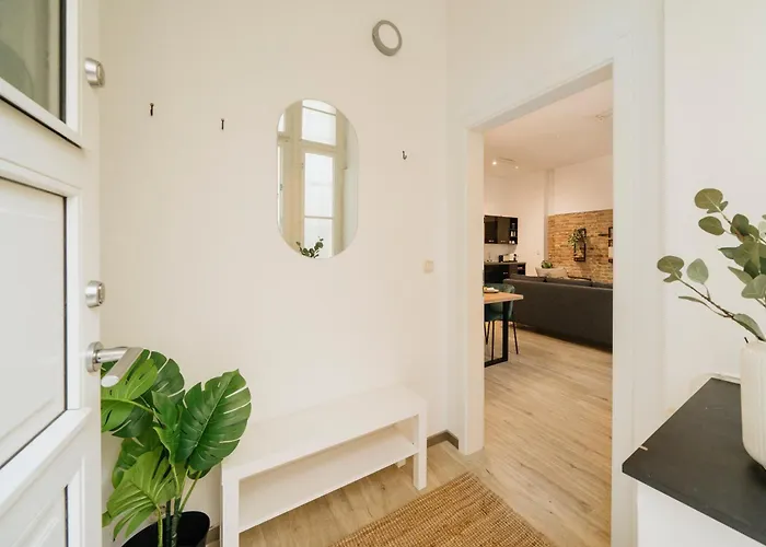 Homely - Quiet , Large Living Area , Modern I Supermarkt 아파트